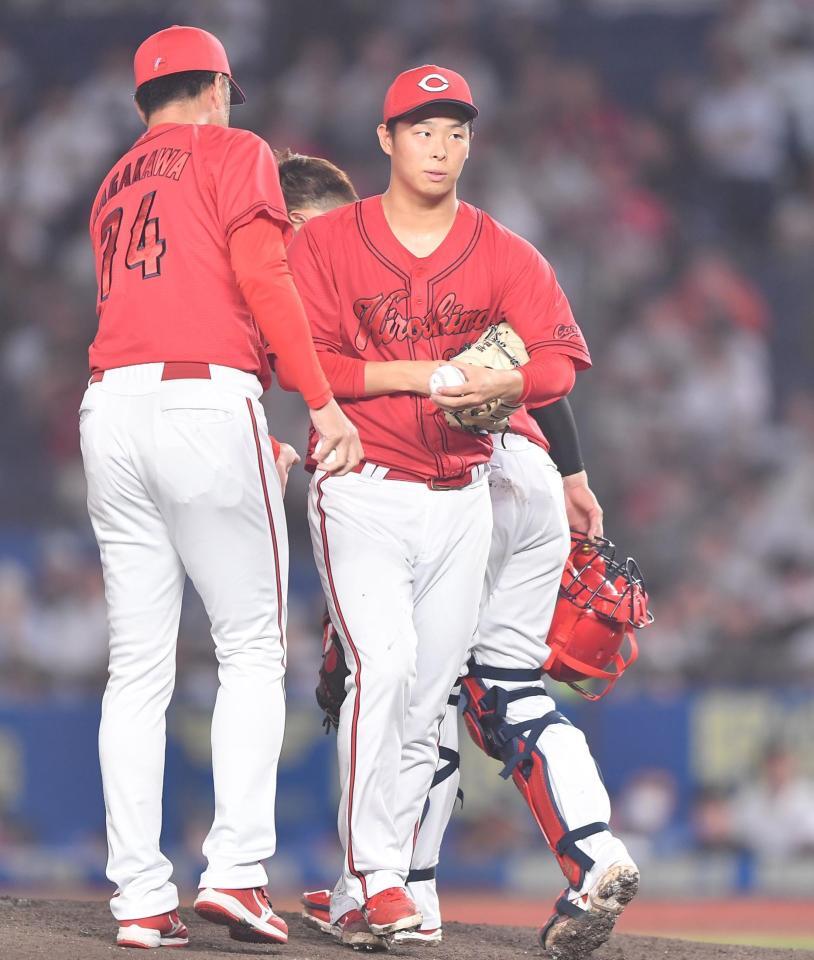 ６回途中で降板した玉村（右）＝撮影・開出牧