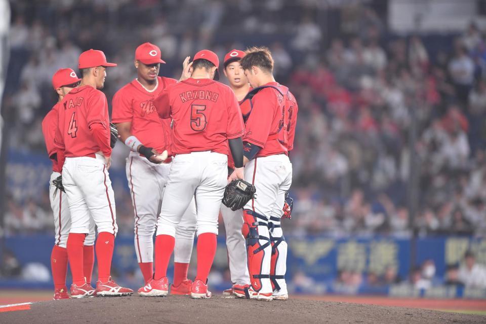 ６回、ピンチを迎えた先発・玉村（右から２人目）の元に集まるナイン（撮影・開出牧）