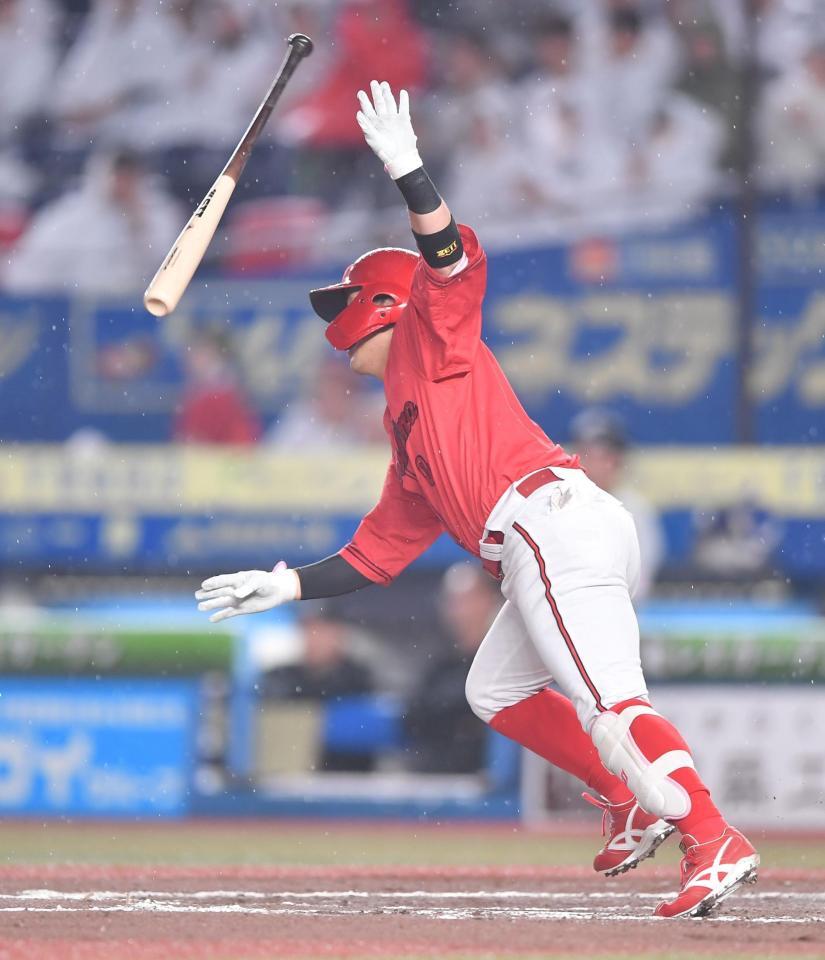 ８回、中越え二塁打を放つ上本（撮影・開出牧）