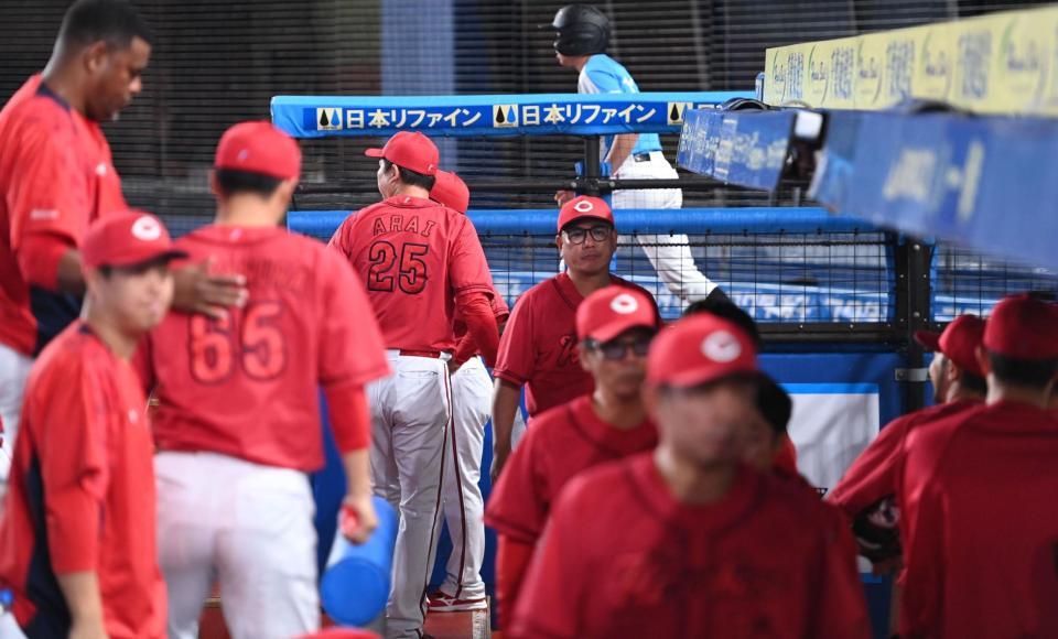 ロッテに完敗し引き揚げる新井監督（２５）らナイン（撮影・開出牧）