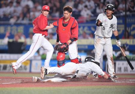 　７回、三塁へのけん制悪送球で三塁ランナー・池田（手前）の生還を許す坂倉（中央）。左後方はバックアップに走る大瀬良。右は安田（撮影・開出牧）