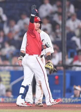 　１２回、中前打を放ちポーズを決める石原（撮影・開出牧）