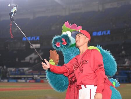 　ヒーローインタビューを終えマスコットのスラィリー（左）と自撮りする矢野（撮影・開出牧）