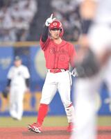 　８回、二塁打を放ちポーズを決める上本（撮影・開出牧）