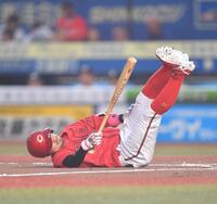 ３回、死球を受け倒れる菊池（撮影・開出牧）