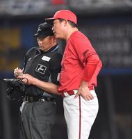 　１０回、投手交代を告げる新井監督（撮影・開出牧）