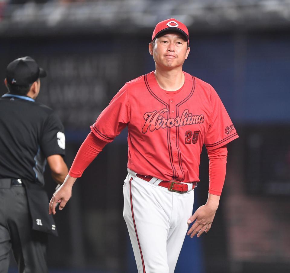 ６回、投手交代を告げた広島・新井貴浩監督＝ＺＯＺＯマリンスタジアム（撮影・開出牧）