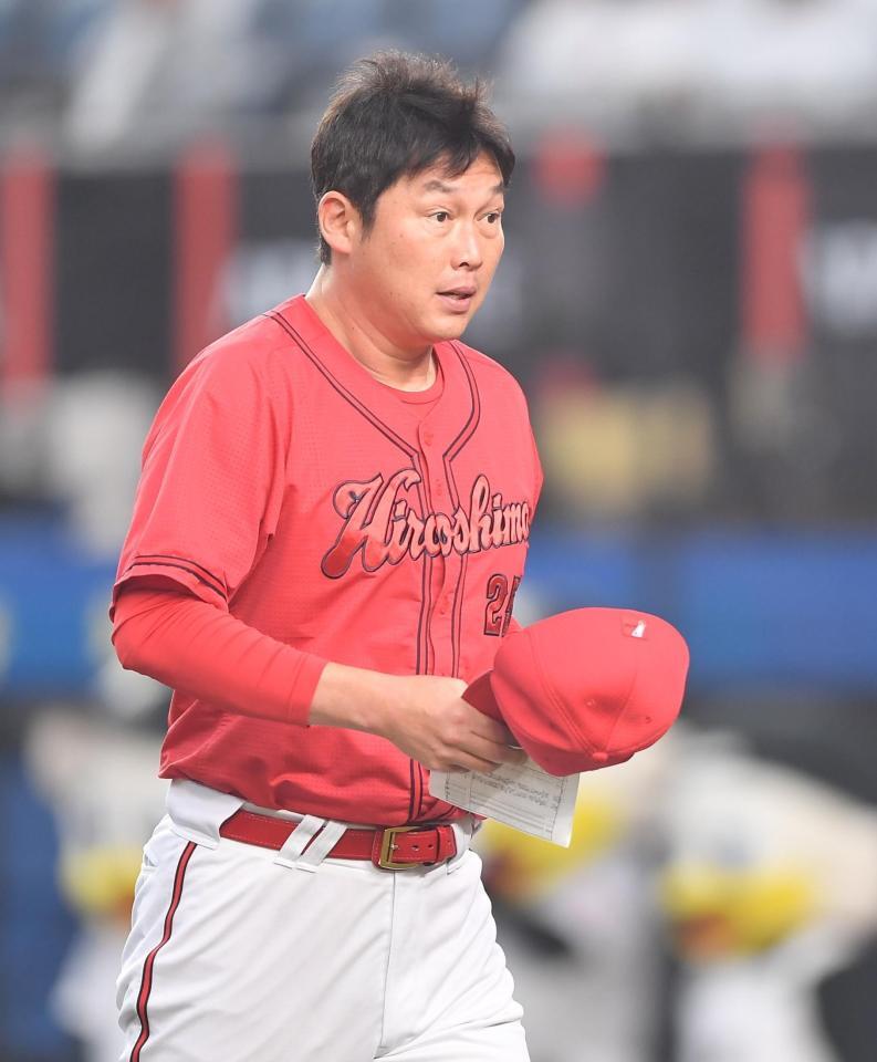 　メンバー表交換を終え気合十分の新井監督（撮影・開出牧）