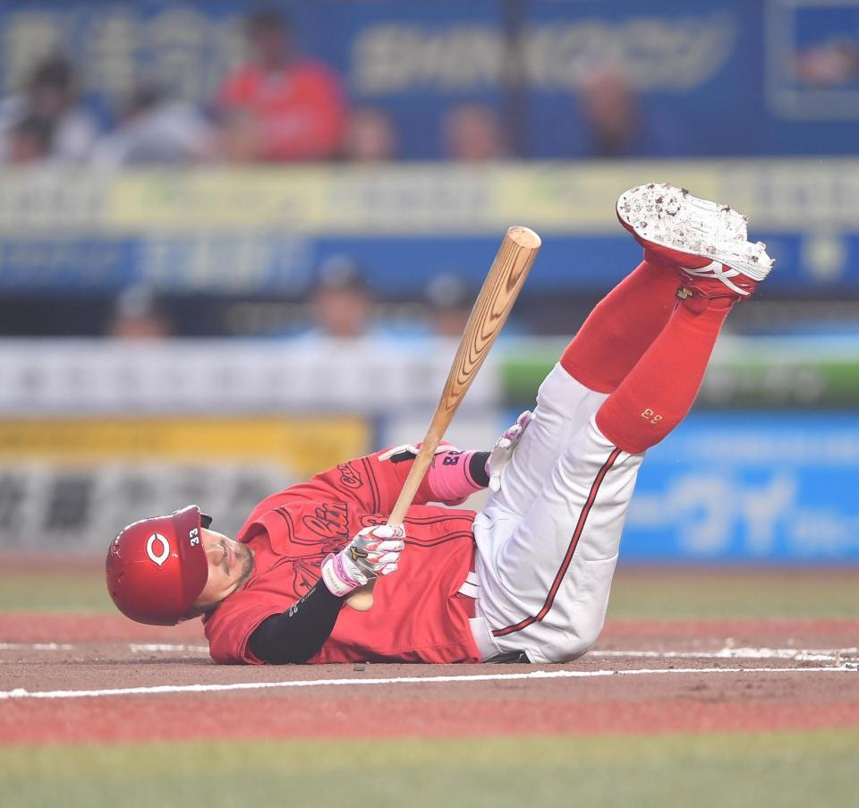 ３回、死球を受け倒れる菊池（撮影・開出牧）