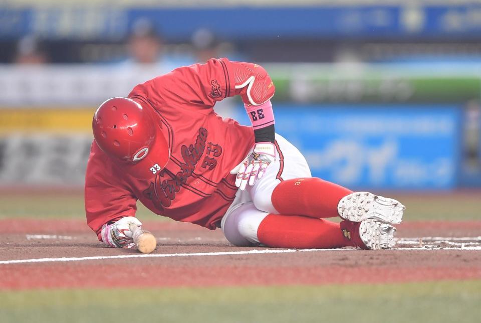 ３回広島無死、死球を受け倒れる菊池涼介＝ＺＯＺＯマリンスタジアム（撮影・開出牧）