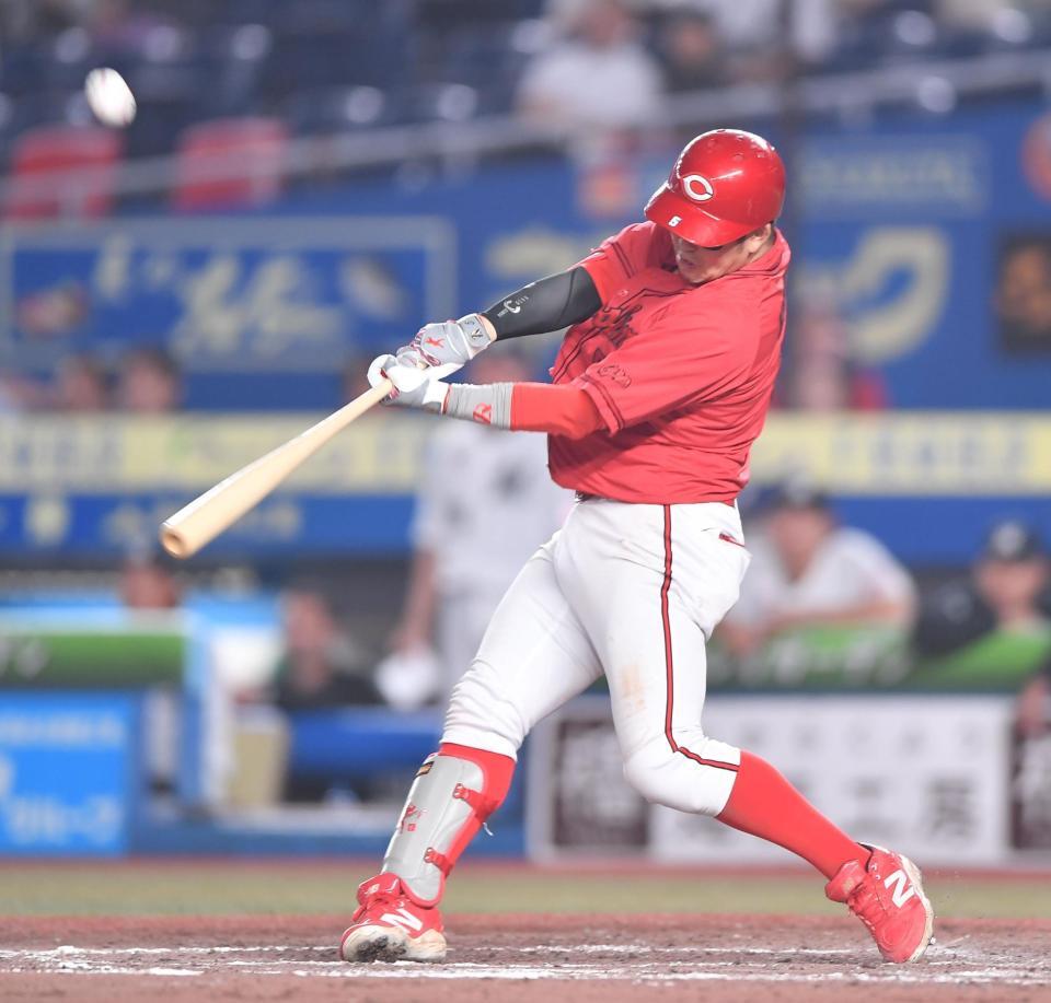 　１２回、左犠飛を放つ小園（撮影・開出牧）