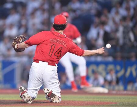 　３回、高部の投ゴロを好捕し膝をついたまま一塁へ送球する大瀬良（撮影・開出牧）