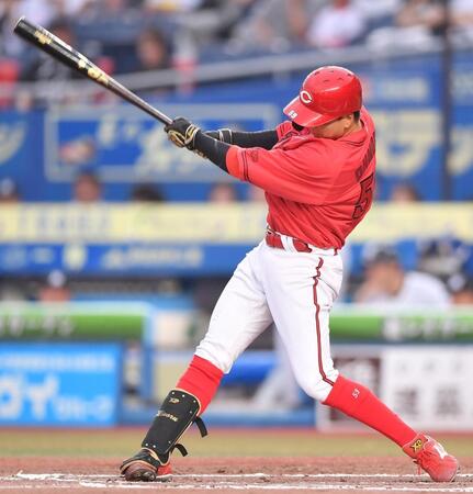 　２回、同点を呼び込む一ゴロを放つ大盛（撮影・開出牧）