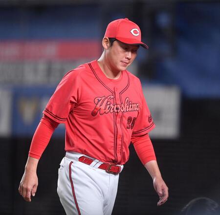 　８回、投手交代を告げた新井監督（撮影・開出牧）