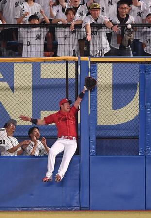 　４回、ソトの勝ち越し右越え２ランを追いかけ、フェンスに激突する野間（撮影・開出牧）