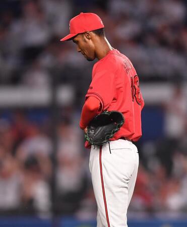 　４回、ソトに勝ち越しの右越え２ランを打たれ肩を落とすアドゥワ（撮影・開出牧）