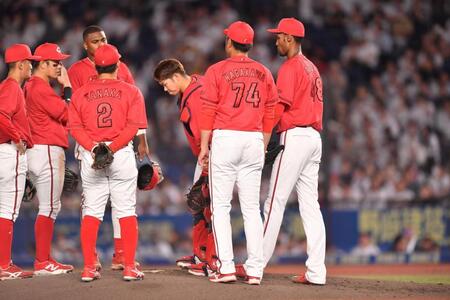 　４回、ロッテ打線に捕まったアドゥワ（右端）の元に集まる広島ナイン（撮影・開出牧）