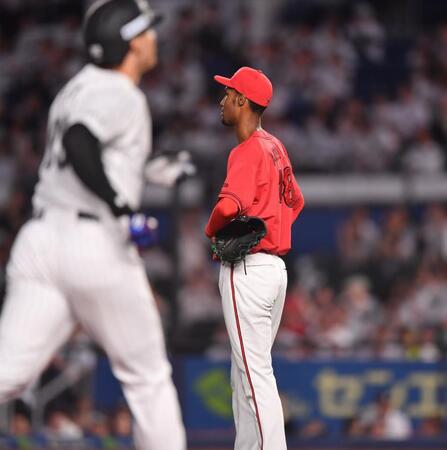 　４回、ソト（手前）に勝ち越しの右越え２ランを打たれぼうぜんとするアドゥワ（撮影・開出牧）