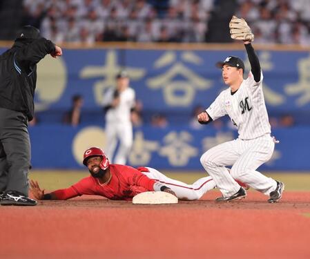 　４回、二盗を試みるがタッチアウトとなるファビアン（左）。遊撃手・友杉（撮影・開出牧）