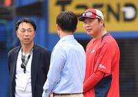 　試合前、宮本慎也氏（左）と今江俊晃氏（手前）と談笑する新井監督（撮影・開出牧）