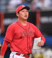 　メンバー表交換を行った新井監督（撮影・開出牧）