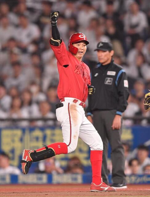 　４回、同点の中前２点適時打を放ち、ガッツポーズを決める大盛（撮影・開出牧）