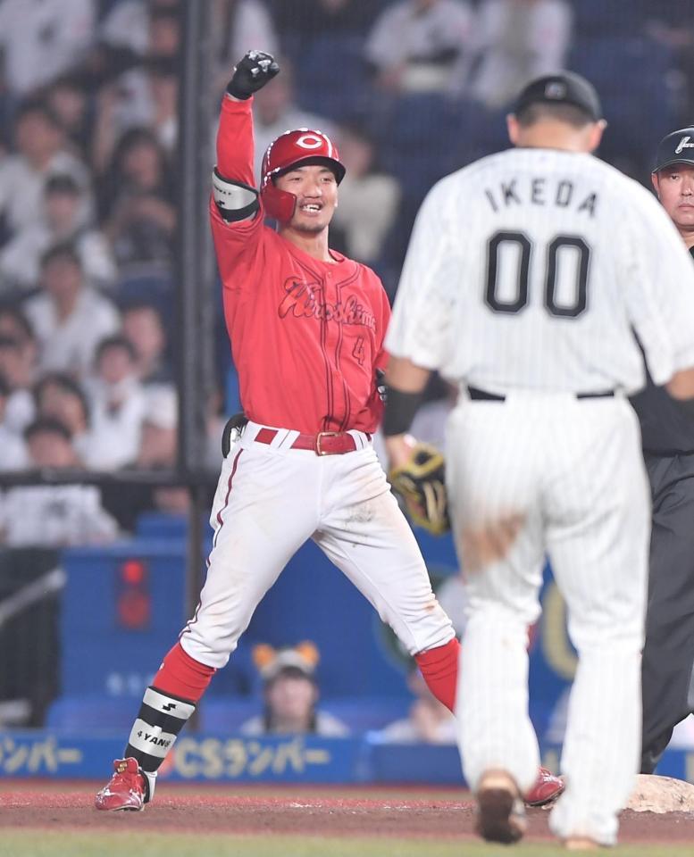 　１２回、勝ち越し打を放ちガッツポーズを決める矢野（撮影・開出牧）