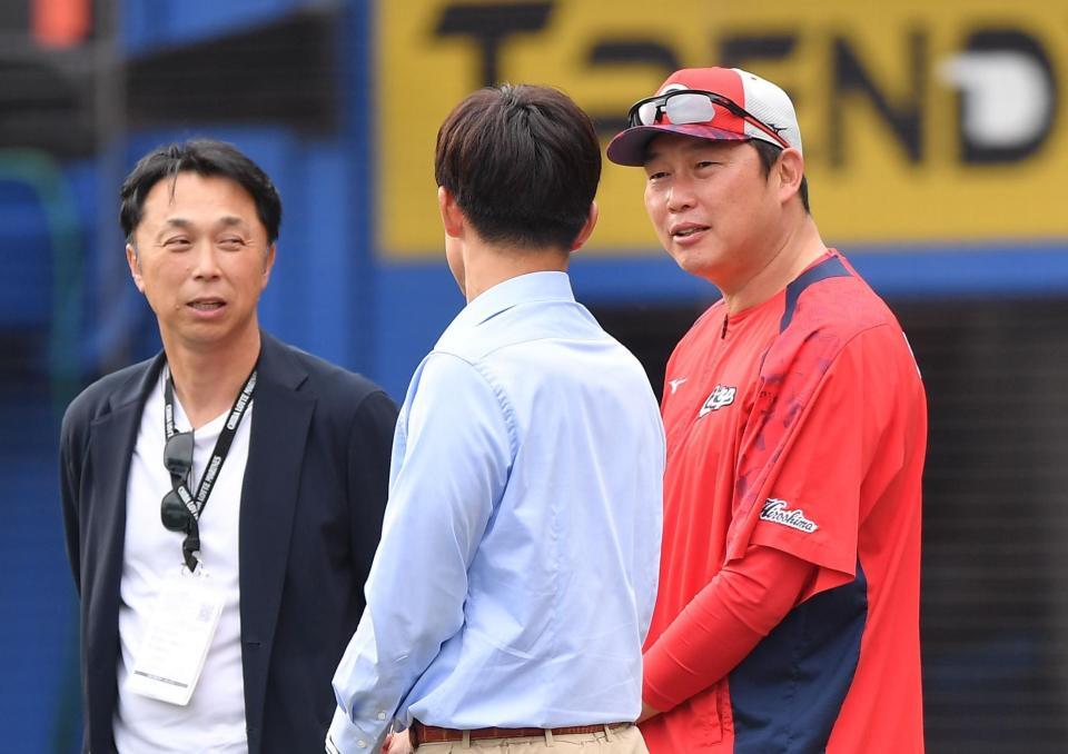 　試合前、宮本慎也氏（左）と今江俊晃氏（手前）と談笑する新井監督（撮影・開出牧）
