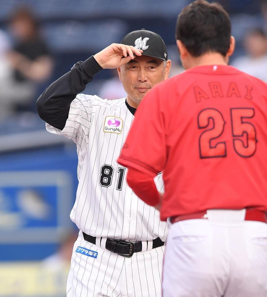 　メンバー表交換を行う吉井監督。手前は新井監督（撮影・開出牧）