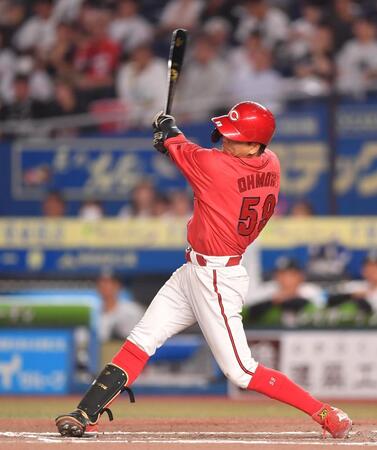 　６回、同点の中前２点適時打を放つ大盛（撮影・開出牧）