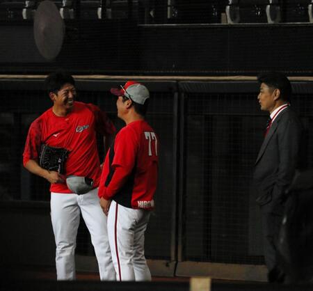 広島　緒方元監督がカープナインに熱視線　愛弟子・野間と談笑も