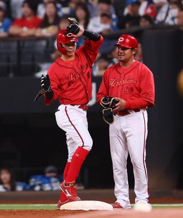 　５回、右前打を放ち、ポーズをとる大盛（左）＝撮影・中島達哉