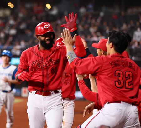 　５回、犠飛を放ち、ナインに迎えられるファビアン（撮影・中島達哉）