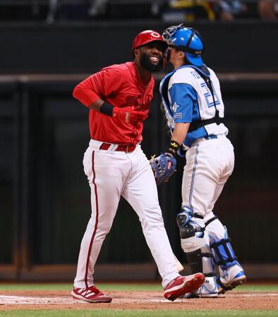 【写真】死球に絶叫の広島・ファビアン　鬼の形相も謝罪されるや紳士に激変