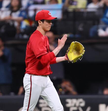 　７回、三塁、代打田宮を二ゴロに抑え、グラブをたたく森下（撮影・中島達哉）