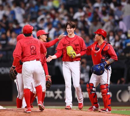 　９回完投勝利をあげ、ナインとタッチを交わす森下（中央）＝撮影・中島達哉