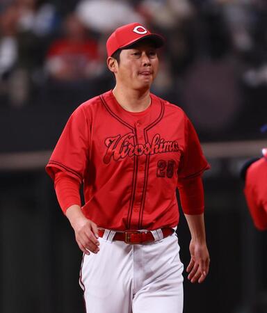 　７回、選手交代を告げる新井監督（撮影・中島達哉）