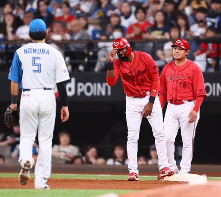 　７回、死球を受け、一塁に向かった後、野村（左）から声を掛けられ、会釈するファビアン（中央）＝撮影・中島達哉