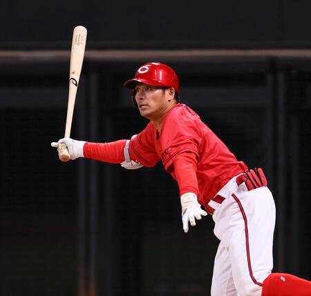 　９回、左前打を放つ田中（撮影・中島達哉）