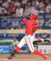 　６回、同点の中前２点適時打を放つ大盛（撮影・開出牧）