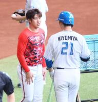 　試合前、清宮幸（右）と言葉を交わす小園（撮影・中島達哉）