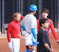 　試合前、水谷（中央）と言葉を交わす羽月（右は小園）＝撮影・中島達哉