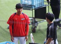 　試合前、郡司（右）にあいさつする長谷部（撮影・中島達哉）