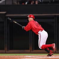 　７回、ソロを放つ大盛（撮影・中島達哉）