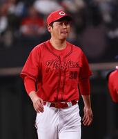 　７回、選手交代を告げる新井監督（撮影・中島達哉）