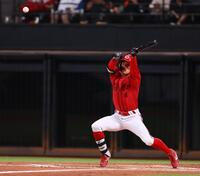 　２回、三塁、スクイズを試みるもフライとなる矢野（撮影・中島達哉）