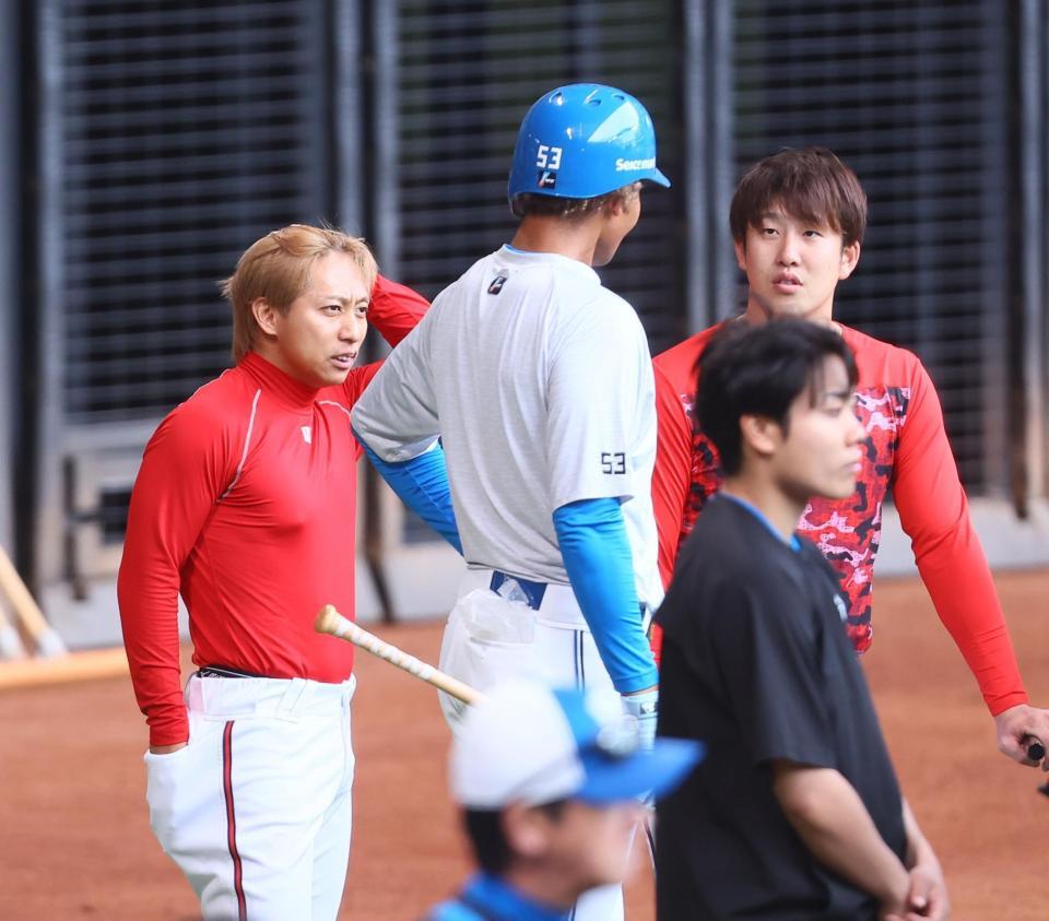 　試合前、水谷（中央）と言葉を交わす羽月（右は小園）＝撮影・中島達哉