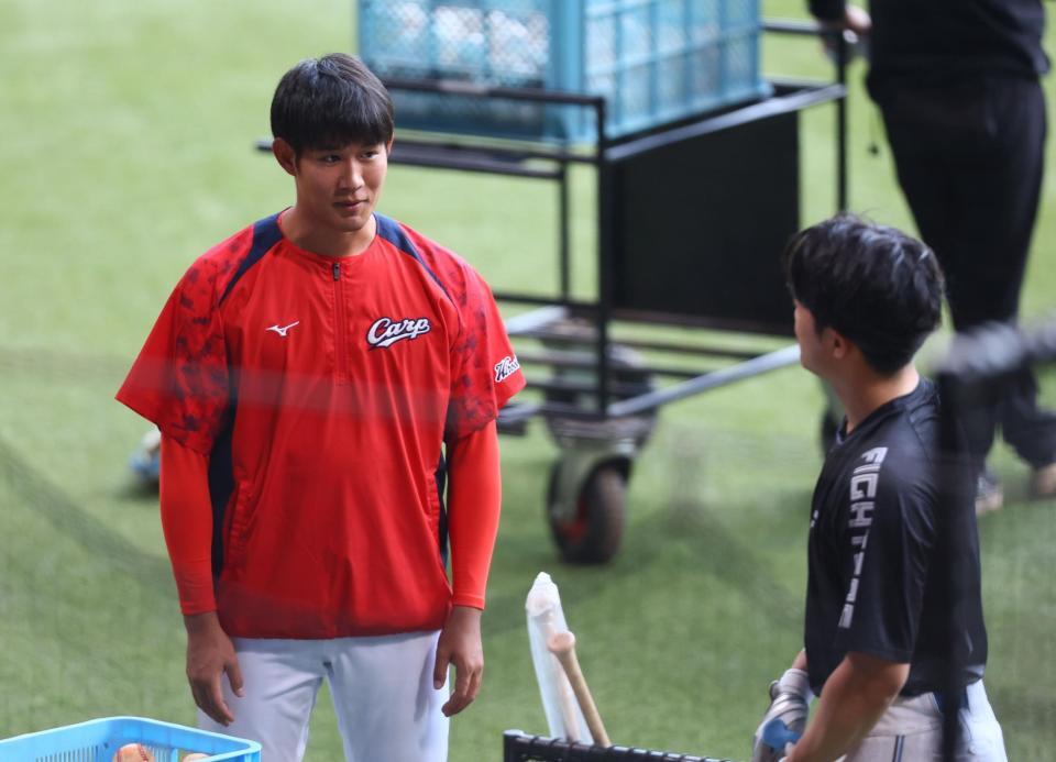 　試合前、郡司（右）にあいさつする長谷部（撮影・中島達哉）