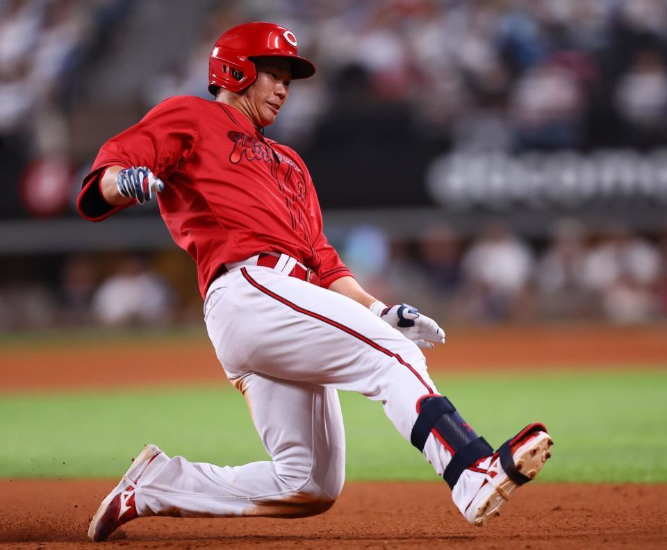 　４回、適時三塁打を放ち、すべり込む坂倉（撮影・中島達哉）