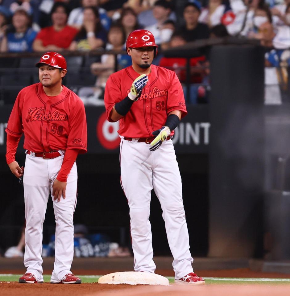 　４回、適時内野安打を放ち、ポーズをとる末包（右）＝撮影・中島達哉